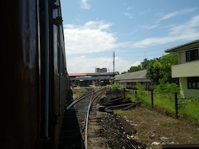 草むらの横を走る列車