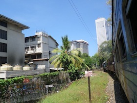 家屋の側を走る列車