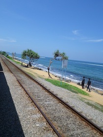 海岸のすぐそばにある線路