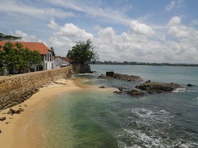 海岸に沿ってある城壁