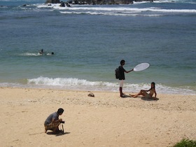 海辺で撮影中の人たち