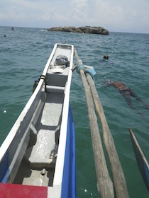 ボートの横で海中に浮いている人