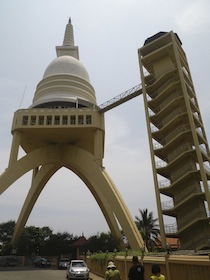 高い仏塔のような建物