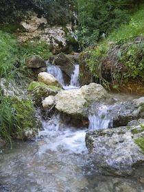 大きな岩がある小川