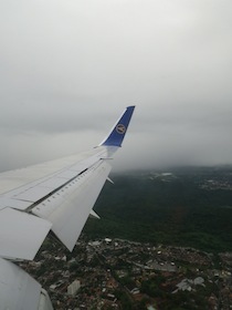 飛行機の羽と下に見える大地