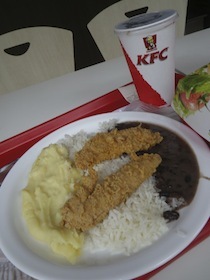 ライスと豆の煮込みが乗ったKFCのプレート