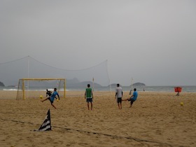 ビーチサッカーをする人たち