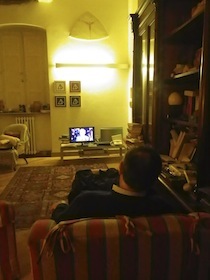 ソファでテレビを見ている男性の後ろ姿