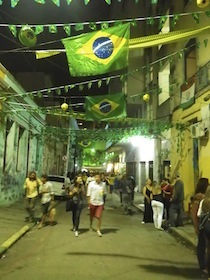 ブラジル国旗が掲げられた夜の通り