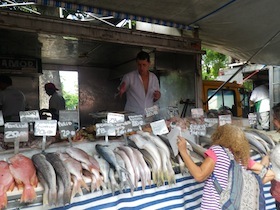 魚が売られている屋台