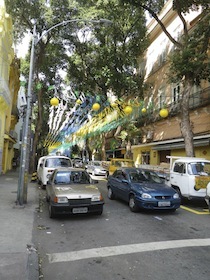 ブラジル国旗色の旗が掲げられた車道