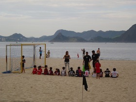 ビーチサッカーをする子供達