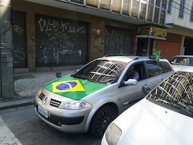 ボンネットにブラジル国旗を付けた乗用車