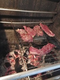 炭火で焼かれる肉