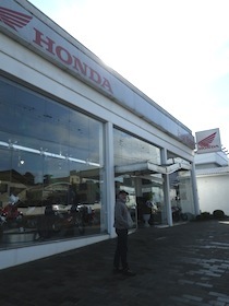 HONDAの看板のショールーム