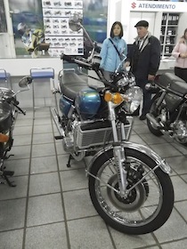 大型バイクとその後ろにいる男女