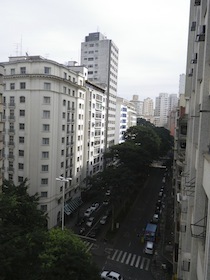 高層ビルに囲まれた通り