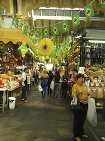 ブラジル国旗で飾られた市場