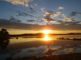 夕陽が沈みそうな湖