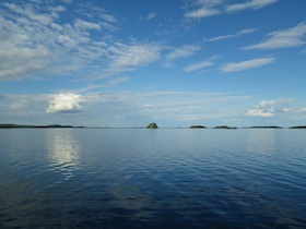 青空を反射する湖面