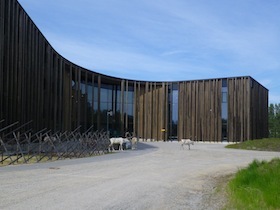 木製の高い壁の建物