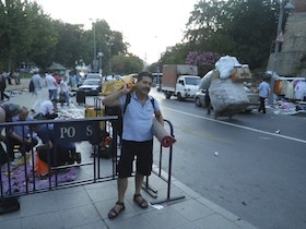 荷物を肩に担ぐ男性