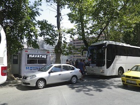 路肩に停まるバスや自動車