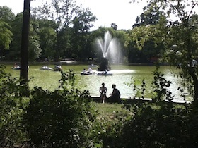 緑豊かな公園の噴水