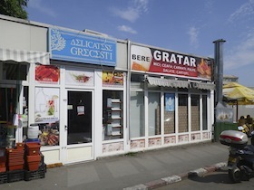 ギリシャ食材店の店先