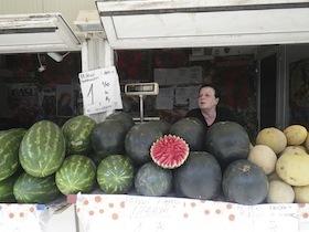 巨大なスイカの売店