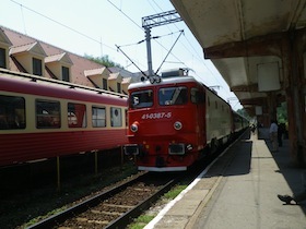 ホームに到着する赤い電車