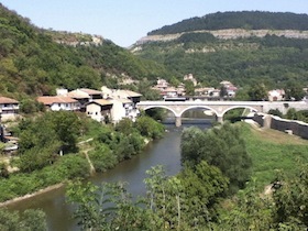 緑に囲まれた川と橋