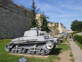 城壁の前にある戦車のレプリカ