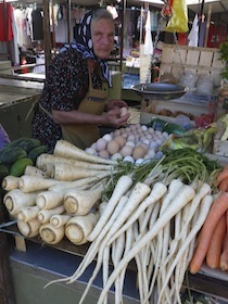 野菜を売っている女性