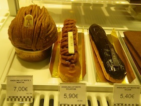 ショーケース内のモンブランとエクレア