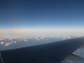 上空の機内から見た空と雲