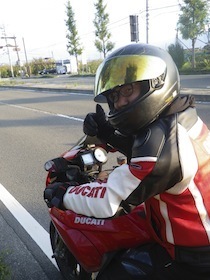 バイクに乗って振り返る人