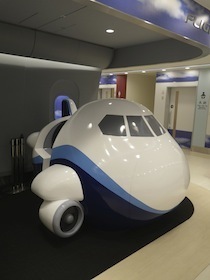 飛行機のコックピッド型のアトラクション