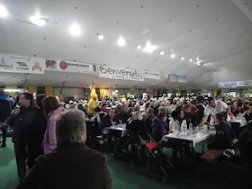 白いテント内のイベント会場