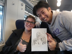 イラスト画を手にした男女