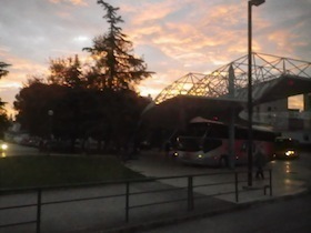 建物の後ろに広がる夕焼け雲