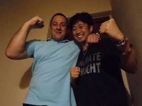 肩を組む二人の男性