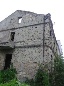銃撃の跡が残る石造りの建物